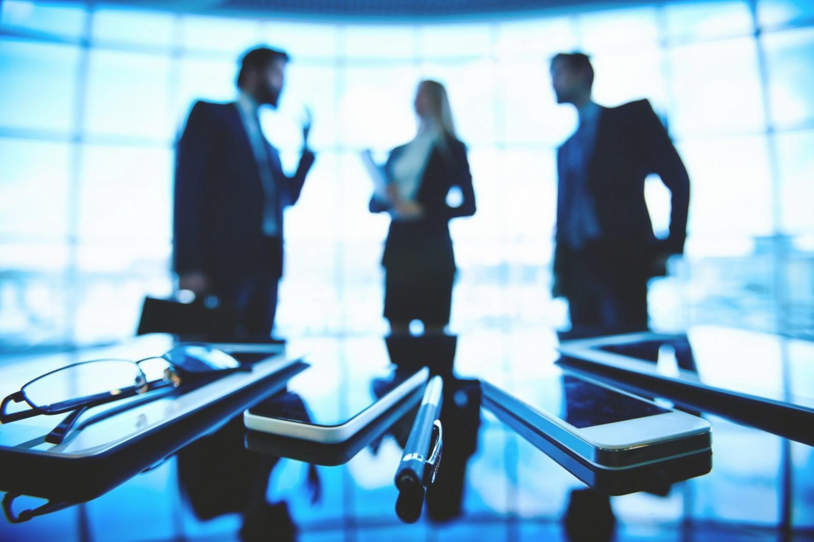 Instructor leading interactive budget analysis workshop